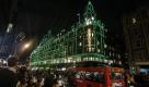 FILE - This file photo of Thursday Oct. 29, 2009 shows Harrods department store as the Christmas lights are switched on in London.  News reports say that Harrods department store in London has been sold to Qatari investors. Sky News and the BBC report Saturday May 8, 2010 that owner Mohamed Al Fayed sold the landmark business for about 1.5 billion pounds (US$2.2 billion). The BBC identified the buyer as Qatar Holdings, part of the Qatar Investment Authority. (AP Photo/Matt Dunham, File) Foto: ap