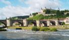 Viele Wege aus der Stadt führen in die Weinberge. Hier geht es über die Alte Mainbrücke zur Festung Marienberg. Heilige aus Stein säumen den Weg.  Foto: Congress-Tourismus-Wirtschaft Würzburg