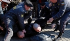 Die Polizei unterbricht einen Protestzug in Moskau. Die Demonstranten vermuten Wahlfälschung und fordern, dass die Stadtratswahlen für ungültig erklärt werden. Foto: ap