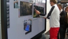 Panasonic zeigt ein 103 Zoll groes Multitouch-Display, gedacht fr Prsentationszwecke. Mit einer speziellen Software der Firma interactive displays knnen selbst mehrere HD-Videos in Fenstern verschoben, frei gedreht und in der Gre angepasst werden. Dazu kommen die blichen Mal- und Notizprogramme und spezielle Prsentationsanwendungen. Der Rahmen projiziert ein Netz aus Infrarotstrahlen bers Display, der mehrere Berhrungen gleichzeitig wahrnehmen kann. Foto: news.de