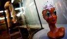 Eine Schaufensterpuppe mit einem Diadem in einem Schaufenster in Köln. Nach dem Weihnachtsgeschäft wird das Ladenlokal gerade für den Verkauf von Karnevalsartikeln umdekoriert. Am 15. Februar ist Rosenmontag.
 Foto: dpa