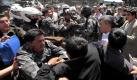 Angesichts einer Meuterei tausender Polizisten hat der ecuadorianische Präsident Rafael Correa den Ausnahmezustand verhängt. Er soll zunächst für eine Woche gelten. Damit wurde dem Militär die Aufrechterhaltung der öffentlichen Ordnung übertragen, teilte das Präsidentenamt mit. Correa, der nach einer Rangelei mit demonstrierenden Polizisten in ein Krankenhaus gebracht wurde, sprach von einem Umsturzversuch. Das Militär des südamerikanischen Landes stellte sich hinter den linksgerichteten Staatschef, der auch in der Bevölkerung über großen Rückhalt verfügt. Foto: dpa