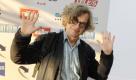 Regisseur Wim Wenders posiert in München beim 28. Filmfest München auf dem Roten Teppich.
 Foto: ddp