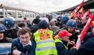 Demonstranten blockieren Flughafen von Marseille
Vorspann: 	
Text: 	

Paris (dpa) - In Frankreich haben am Donnerstagmorgen Demonstranten aus Protest gegen die Rentenreform den Zugang zum Flughafen von Marseille blockiert. Sie besetzten unter anderem einen Kreisverkehr.

Zahlreiche Reisende ließen ihre Autos am Straßenrand stehen, um zu Fuß zum Flughafen zu gelangen. Zunächst wurden keine Flüge gestrichen.

Nach Angaben des Umweltministeriums waren am Morgen mindestens 14 Benzindepots weiterhin blockiert. Präsident Nicolas Sarkozy hatte am Vortag angekündigt, sie alle räumen zu lassen. Inzwischen ging jeder vierten Tankstelle im Land der Sprit aus. Wo es noch Benzin und Diesel gab, bildeten sich oft lange Schlangen. Im Zugverkehr gibt es leichte Verbesserungen, aber es fällt weiterhin etwa jeder vierte Zug aus.

Kern des Protestes ist die geplante Anhebung des Mindestalters für die volle Rente von 60 auf 62 Jahre. Wer nicht lang genug in die Rentenkasse einzahlen kann, soll erst mit 67 statt wie bisher mit 65 Jahren in den Ruhestand gehen können. Der Senat will die Reform frühestens am Donnerstagabend und spätestens am Wochenende verabschieden.
Ressort: 	Politik
Schlagworte: 	Soziales/Rente/Frankreich/ Foto: dpa