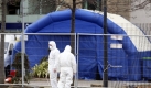 Vor einem Polizeibüro in Belfast sichern Tatortermittler eine 400-Pfund-Autobombe, die Polizeiangaben zufolge eine gewaltbereite Splittergruppe der IRA dort plaziert hatte. Aufgrund eines Konstruktionsfehler kam sie nicht zur Explosion. Foto: ap