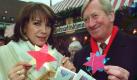 TV-Moderatorin Petra Schürmann (l) und Bayerns Kultusminister Hans Zehetmair (CSU) verkaufen am Donnerstag (4.12.1997) auf dem Nürnberger Christkindlesmarkt Sterne und anderen Weihnachtsschmuck für einen guten Zweck. Die Benefizaktion 'Sternstunden' des Bayerischen Rundfunks sammelt bis zum 24. Dezember an einem Stand auf dem Nürnberger Christkindlesmarkt für Kinder in Not. dpa
 Foto: dpa