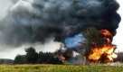 Flammen lodern aus einem Öltanker nachdem Taliban-Kämpfer Raketen auf Tanklastzüge nahe der Provinz Kundus, Afghanistan, geschossen haben. Foto: dpa
