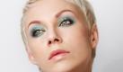 Eine tolle Frisur ist nichts ohne das passende Make-up: Der Fokus liegt in diesem Sommer auf den Augenbrauen. Dabei ist eine natürliche Form und ein gepflegtes Styling das A und O. Absolut in sind im Sommer 2010 Smokey Eyes in Blautönen. Foto: Zentralverband des deutschen Friseurhandwerks