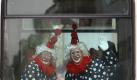 Im Zug zum Zug: Zwei Clowns fahren mit der Bahn zum Rosenmontagszug. Foto: Oliver Be Foto: dpa