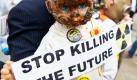 Eine Atomkraftgegnerin fordert auf einer Demonstration in Berlin mit einer verbrannten Puppe  den Ausstieg aus der Atomkraft. Zur Jahrestagung des Deutschen Atomforums kam es am Rande der Demonstration zu einer Sitzblockade nahe dem Alexanderplatz, die durch die Polizei geräumt wurde.  Foto: dpa