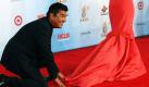 Komiker George Lopez hängt Schauspielerin Eva Longoria auf dem roten Teppich zur Verleihung der ALMA Awards 2011 in Santa Monica (Kalifornien) am Kleidzipfel. Die ALMA Awards werden jedes Jahr an lateinamerikanische Unterhaltungskünstler verliehen. «Desperate Housewives» wurde als beste Serie ausgezeichnet und Eva Longoria nahm den Preis persönlich entgegen.  Foto: dapd