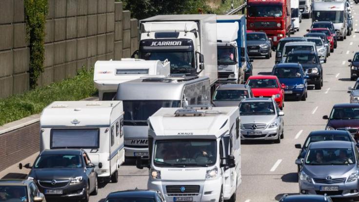 Wer sich in den kommenden Tagen mit dem Auto oder dem Wohnmobil auf den Weg in den Urlaub macht, muss mit vielen Staus rechnen.