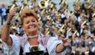 Die städtische Tourismus-Chefin und Leiterin des Oktoberfestes Gabriele Weishäupl dirigiert beim traditionellen Standkonzert vor der Bavaria auf dem Oktoberfest in München (Oberbayern) die Kapellen. Rund 300 Musiker folgten ihrem Taktstab. Das 178. Oktoberfest dauert noch bis zum 3. Oktober 2011. Weishäupl richtet dieses Jahr das letzte Mal das Volksfest aus. Foto: Frank Leonhardt dpa/lby