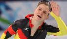 Nach dem Gewinn der Silbermedaille winkt Jenny Wolf ins Publikum. Doch wirklich glücklich ist sie nicht. Ihr Gold-Traum ist nur ganz knapp geplatzt. Um 0,05 Punkte muss sie sich der Südkoreanerin Lee Sang-Hwa geschlagen geben. Foto: dpa