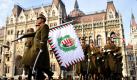 Die ungarische Ehrengarde marschiert mit einer historischen Flagge anlässlich des Gedenkens an die Opfer der Antikommunistischen Revolution von 1956 vor dem Parlament in Budapest. Am 4. November 1956 gab es in Ungarn einen Volksaufstand gegen die kommunistische Diktatur und die Besatzung durch die Sowjets, bei der etwa 2500 Ungarn ums Leben kamen. Foto: dapd