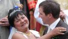 So sieht Eheglück aus. Frisch verliebt bis über beide Ohren zeigte sich Narumol in den Armen ihres Ehemanns Josef bei ihrer Hochzeit. Foto: RTL