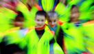 Erstklässler der Grundschule Am Umfassungsweg in Magdeburg werden mit Warnwesten auf den Straßenverkehr vorbereitet. Sachsen-Anhalts ABC-Schützen sollen die nächsten Monate mit Sicherheitswesten zur Schule gehen. Dafür startete der ADAC eine Aktion, um bundesweit rund 730.000 reflektierende Warnwesten zu verteilen. Foto: dpa