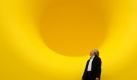 Der indische Künstler Anish Kapoor posiert hier vor seine Kunstfigur Yellow, an der Königlichen Akademie der Künste in London. Foto: dpa