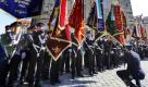 Abordnungen von Feuerwehren stehen in Dresden vor der Frauenkirche auf dem Neumarkt. Zum 3. Dresdner Florianstag trafen sich am Samstag 350 Männer und Frauen der Berufs- und freiwilligen Feuerwehren aus Deutschland, Polen und Österreich, um mit einer Prozession durch die Stadt und einem Gottesdienst ihrem Schutzpatron Florian zu gedenken. Florian von Lorch lebte im 3. Jahrhundert in Österreich, war römischer Beamter, konvertierte zum Christentum und starb den Märtyrertod. Foto: dapd