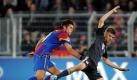 Benjamin Huggel (l) vom FC Basel holt Bayern-Spieler Thomas Müller von den Beinen. Den Elfmeter nutzte Schweinsteiger zum Ausgleichstreffer. Foto: dpa