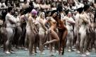 Mehr als 5000 Teilnehmer posieren nackt vor dem Opernhaus im australischen Sydney. Der Fotograf Spencer Tunick, der bekannt für seine Städtefotografien mit nackten Menschen ist, hat das Shooting organisiert. Foto: dpa