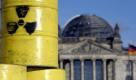 ARCHIV: Faesser mit dem Symbol fuer Radioaktivitaet stehen in Berlin bei einer Demonstration gegen Atomkraft vor dem Reichstag (Foto vom 26.10.10). Die 'Tageszeitung' hat am Wochenende (29./30.10.11) interne Dokumente einer Werbeagentur auf ihrer Homepage veroeffentlicht. Sie geben Einblick in eine Kampagne, mit der von Mai 2008 bis zur Bundestagswahl 2009 eine oeffentliche 'Grundstimmung pro Laufzeitverlaengerung' hergestellt werden sollte. Dabei sei auch teilweise direkt Einfluss auf Medienberichterstattung genommen worden. Aus den Dokumenten geht hervor, dass die Lobbyagentur Deekeling Arndt Advisors (DAA) eine drei Millionen Euro teure Kampagne fuer das Deutsche Atomforum plante, in dem die vier deutschen AKW-Betreiber E.on, RWE, EnBW und Vattenfall zusammengeschlossen sind. (zu dapd-Text) Foto: Steffi Loos/dapd Foto: dapd