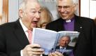 Der ehemalige bayerische Ministerpräsident Günther Beckstein (CSU, links ) und der Landesbischof der Evangelisch-Lutherischen Kirche in Bayern, Johannes Friedrich, schauen in München in Becksteins Buch Die Zehn Gebote - Anspruch und Herausforderung. Darin beschreibt der Politiker, wie die zehn Gebote ihn bei seinen politischen Entscheidungen geleitet haben. Foto: dapd