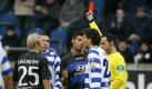 Schiedsrichter Marco Fritz aus Korb im Mittelpunkt: Hier verteilt er eine Rote Karte gegen den FSV Frankfurt, später erkennt er das Phantomtor an. Foto: dpa