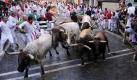 Revelers run next by Penajara ranch fighting bulls during the San Fermin fiestas on Wednesday, July 7, 2010, in Pamplona, Spain.(AP Photo/Alvaro Barrientos)
 Foto: ap