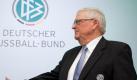 Ex-DFB-Präsident Theo Zwanziger (r) erhielt das Bundesverdienstkreuz. Foto: Arne Dedert Foto: dpa