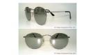 Er handelt mit alten, aber meist ungetragenen Sonnenbrillen, die nur noch schwer erhältlich sind.  Bei seinen Kunden besonders beliebt sind in dieser Saison kleine, runde, eher klassische Modelle. Foto: Vintage-Sunglasses-Shop.com