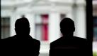 Als Silhouette sind zwei Teilnehmer des Arbeitskreises der Steuerschätzer  zu Beginn der Beratung über die Einnahmeprognosen für Bund, Länder und Kommunen in Frankfurt (Oder) zu sehen. Foto: Patrick Pleul Foto: dpa