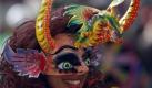 Eine Teilnehmerin des Karnevals der Kulturen tanzt am Samstag (12.09.2009) im Hamburger Stadtteil St. Georg zur Musik. Beim farbenprächtigen Karneval der Kulturen sind Teilnehmer aus zahlreichen Nationen durch die Hamburger Innenstadt gezogen. Nach dem Start in St. Georg ging es über den Glockengießerwall, Mönckebergstraße, Jungfernstieg bis zur Grindelallee. Ziel war der Campus der Universität, wo ein Basar mit Kunsthandwerk und internationalen Spezialitäten noch bis zum Sonntag (13.09.2009) Besucher anlockt. 
 Foto: dpa