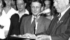 Peco Bauwens (rechts), in der Adenauer-Ära DFB-Präsident und eine Art Wiedergänger des ersten Kanzlers der Bundesrepublik, würde sich wohl im Grabe herumdrehen, wenn er wüsste, dass der Deutsche Fußball-Bund die WM 2011 ausrichtet. Fußball ist kein Frauensport, sagte er. Wir werden uns mit dieser Angelegenheit nie ernsthaft beschäftigen. Mitte der 1950er Jahre wurde Frauenfußball vom DFB offiziell verboten. Foto: dpa
