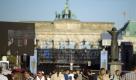 Besucher des Familienfests zum Tag der Deutschen Einheit gehen über die Straße des 17. Juni vor dem Brandenburger Tor in Berlin. Das große Volksfest zum Tag der Deutschen Einheit dauert noch bis Montag an und findet am Brandenburger Tor statt.  Foto: dapd