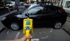 Matthias Bastian, Mitarbeiter der Landesanstalt für Personendosimetrie und Strahlenschutzausbildung, demonstriert in Berlin-Prenzlauer Berg in der Stargarder Straße neben einem Auto mit einem Geigerzähler das Messen von radioaktiver Strahlung, die von Cäsium ausgeht. Unter einem Auto wurde am Sonntag in Berlin radioaktive Strahlung im Straßenbelag festgestellt. Die Straßenfläche wurde abgesperrt und mit Bleiplatten ausgelegt, anschließend wurde noch ein Auto auf die strahlenbelastete Stelle gestellt.  Foto: ddp