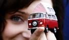 Besucherin Olga schaut sich in der Dortmunder Messe einen VW-Campingbus im Maßstab 1:43 an. Auf Europas größter Modellbau-Messe zeigen bis zum 18. April rund 550 Aussteller aus 17 Ländern ihre Modellschätze. Foto: dpa