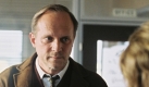 Als Journalist begibt sich Jonas Shtrom auf die Spuren des Mörders seines Vaters. Als Junge musste er erleben, wie sein Vater von Nazis hingerichtet wurde. Jetzt will er den Verantwortlichen finden. Foto: Alamode Film