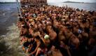 900 Schwimmer werden per Boot zum Startpunkt des Orinoco-Schwimmwettbewerbs im venezuelanischen San Felix gebracht. Bei dem Rennen gilt es, knapp drei Kilometer durch einen der längsten Flusses der Welt zu schwimmen, den Orinoco. Foto: ap