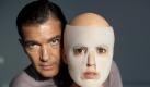 Professor Roberto Ledgard (Antonio Banderas) verpasst Vera (Elene Anaya) eine neue Haut. Foto: Tobis Film Foto: dpa