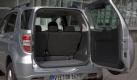 Zur kernigen Offroad-Optik trägt nicht zuletzt das Reserverad hinten bei. Es ist an der Heckklappe befestigt, die sich links öffnen lässt. Ein Nachteil, wenn es beim Beladen eng wird.  Foto: Daihatsu