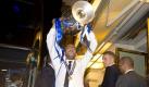 Für die Londoner folgte noch eine lange Nacht. Hier steigt Chelseas Jose Bosingwa mit dem Pokal aus dem Mannschaftsbus. Der Portugiese gewann den Cup schon zum zweiten Mal. Foto: dapd