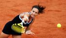 Die Spanierin Arantxa Parra Santonja schlägt den Ball zurück an ihre Konkurrentin Venus Williams aus den USA. Die Begegnung der beiden in der zweiten Runde der French Open in Paris endete mit 6:2 und 6:4 für die Amerikanerin. Foto: ap