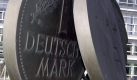 Eine übergroße Deutsche Mark, Teil eines Brunnens vor der Deutschen Ausgleichsbank in Bonn-Bad Godesberg, steht für die Währungsreform 1948. Damals wurden die Weichen für das Wirtschaftswunder und soziale Marktwirtschaft gestellt. Es war das Jahr, in dem die D-Mark eingeführt wurde. Foto: dpa