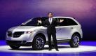 Der Präsident der Ford Motor Company, Mark Fields, stellt den neuen 2011 Lincoln MKX auf der North American International Auto Show in Detroit vor.  Foto: ap