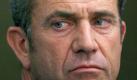 Mel Gibson bei Autounfall unverletzt
Vorspann: 	
Text: 	

New York (dpa) - Glück im Unglück für Hollywood-Schauspieler Mel Gibson: Der 54-Jährige blieb bei einem selbstverursachten Autounfall unverletzt. Gibson verlor am Sonntagabend (Ortszeit) in der Nähe der kalifornischen Ortschaft Malibu die Kontrolle über seinen Maserati und krachte in einen Felshang.

Alkohol sei nicht im Spiel gewesen, hieß es im Polizeibericht, der vom Promi-Portal tmz.com veröffentlicht wurde.

«Mel Gibson war allein und fuhr in südlicher Richtung auf der Malibu Canyon Road südlich des Tunnels. Aus unbekannten Gründen lenkte Herr Gibson sein Auto nach rechts und fuhr auf einen Felsen am Hang auf», heißt es in dem Polizeibericht. Die Ursache des Unfalls sei ungeklärt. Der Schauspieler habe weder telefoniert noch sei er am Steuer eingeschlafen.

Der Schauspieler ließ sich von einem Freund abholen, sein Wagen wurde abgeschleppt. Ein Pressesprecher bestätigte dem US-Magazin «People», dass es Gibson gut gehe. Foto: dpa