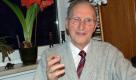 Pastor Uwe Holmer, aufgenommen am 11.01.2010 in seinem Heimatort Serrahn (Kreis Güstrow) in Mecklenburg-Vorpommern. Der 80-jährige Pfarrer im Ruhestand hat vor knapp 20 Jahren ein kleines Stück deutscher Geschichte mitgeschrieben: Holmer gab dem DDR-Staatschef Erich Honecker und dessen Frau Margot vom 30. Januar 1990 an für zehn Wochen Asyl in Lobetal - einem christlichen Dorf bei Berlin. Seine Lebenserfahrungen hat der rüstige Prediger im Buch «Der Mann, bei dem Honecker wohnte» beschrieben. Foto: Winfried Wagner dpa/lmv ( zu Korr.-Bericht 'Wie Honeckers beim 'Partisan Gottes' Asyl fanden' vom 17.01.2010) +++(c) dpa - Bildfunk+++
 Foto: dpa