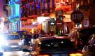 Buntes Treiben herrscht im Rotlichtviertel in Frankfurt am Main. Das berüchtigte Frankfurter Bahnhofsviertel soll sicherer werden. Innenministerium, Polizei und Stadt haben dafür gemeinsam ein Konzept erarbeitet, das Drogenhandel und -konsum auf offener Straße unterbinden und die Straßenprostitution verbannen soll. Foto: dpa