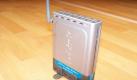 Wlan-Router sind mittlerweile sehr weit verbreitet und werden immer leistungsfähiger. Sie bringen nicht nur mehrere PC ins Internet, sondern können auch Telefonfunktionen bereitstellen, angeschlossene Festplatten für alle Nutzer verfügbar machen oder binden gar Onlinespeicherplatz ein. Im Bild: ein älteres Modell von D-Link. Foto: Wikipedia/Stefano Palazzo