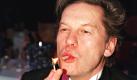 ARCHIV - Genussvoll zelebriert Schauspieler Helmut Berger das Anzünden seiner Zigarette auf dem Frankfurter Opernball (Archivfoto vom 21.02.1998). erger war in den 70er Jahren ein gefeierter Filmstar, wurde 'schönster Mann der Welt' genannt und war ein König des europäischen Jetsets. Heute taucht er nur noch selten auf. Am kommenden Freitag (29.05.2009) wird der österreichische Schaupieler 65 Jahre alt. Foto: Andreas Gebhard (zu dpa-Korr. 'Wahnsinniger Witwer: Helmut Berger wird 65' vom 28.05.2009) +++(c) dpa - Bildfunk+++ Foto: dpa